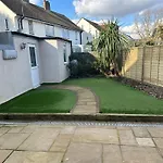 Cosy En-Suite Double Room1 Heathrow Accommodation