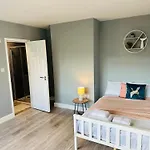 Cosy En-Suite Double Room1 Heathrow Accommodation